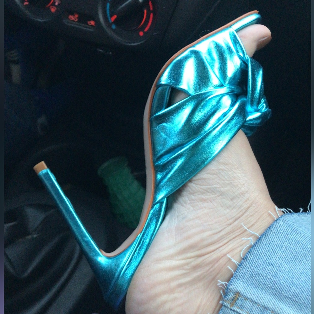 Schutz
Mindy Metallic Knotted Block-Heel Sandals